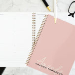 Agenda Moderno Elegante Personalizado Con Monograma Nombr<br><div class="desc">Eleva tu juego organizacional con nuestro Elegante Moderno y Personalizado con Nombre Monograma Planner. Este elegante planificador combina el diseño contemporáneo con un toque personal para ayudarle a mantenerse organizado. Con su nombre y su monograma elegantemente presentados, añade un toque único y sofisticado a su planificación diaria. Diseñado con meticulosa...</div>