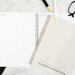 Agenda Moderno Elegante Personalizado Con Monograma Nombr<br><div class="desc">Aumente su planificación y organización con nuestro Elegante Crema Moderno Personalizado con el Diseñador de Monogramas Nombre. Este planificador meticulosamente diseñado combina a la perfección la estética moderna con un toque personalizado, convirtiéndola en una herramienta sofisticada y práctica para mantenerse a la altura de su agenda y tareas. Con su...</div>
