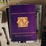 Agenda Moderno guión de nombre de monograma dorado 2025 e<br><div class="desc">Un elegante y elegante negocio o un planner personal 2025 púrpura con etiqueta cuadrada monogramada metálica de cobre dorada sobre un fondo de cuero. Perfecto para una imagen de negocio elegante para un gerente de empresa, director, estilista de moda, decorador de interiores, diseñador, arquitecto, director de salón de belleza, artista...</div>