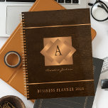 Agenda Moderno guión de nombre de monograma dorado 2025 e<br><div class="desc">Un elegante y elegante planner de negocios o personal de 2025 marrón con etiqueta cuadrada monogramada metálica de cobre dorada sobre un fondo de cuero. Perfecto para una imagen de negocio elegante para un gerente de empresa, director, estilista de moda, decorador de interiores, diseñador, arquitecto, director de salón de belleza,...</div>
