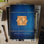Agenda Moderno guión de nombre de monograma dorado 2025 e<br><div class="desc">Un elegante y elegante planner de negocios o personal de 2025 azul con etiqueta cuadrada monogramada metálica de cobre dorada sobre un fondo de cuero. Perfecto para una imagen de negocio elegante para un gerente de empresa, director, estilista de moda, decorador de interiores, diseñador, arquitecto, director de salón de belleza,...</div>