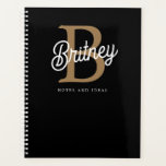Agenda Moderno y elegante nombre de monograma Black Gold<br><div class="desc">El Modern Elegant Monogram Name Black Gold Script Planner está diseñado para proporcionar un toque de sofisticación a su organización. Con una elegante cubierta negra con su monograma y nombre en un elegante guión dorado, este planificador ofrece vistas semanales y mensuales, lo que lo hace perfecto para programar citas, planificar...</div>
