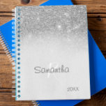 Agenda Monograma anual de parkle Purpurina plateado<br><div class="desc">Este diseño fue creado a través del arte digital. Puede ser personalizado en el área proporcionada o personalizándolo eligiendo la opción de pulsar para personalizar y cambiando el nombre, iniciales o palabras. También puede cambiar el color y estilo del texto o eliminar el texto para un diseño de sólo imagen....</div>