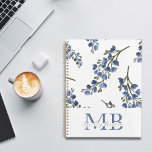 Agenda Monograma azul Retro Estético Preppy<br><div class="desc">Presentamos nuestro Planner Monogramado de Patrón de Flores Silvestres Retro Preppy, una elegante fusión de elegancia y funcionalidad, diseñada para deleitar a cualquiera con un aprecio por el encanto estético y vintage. Inspirado en tonos azules suaves y adornado con una delicada colección de flores, este planificador es el epítome de...</div>