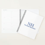 Agenda Monograma azul simple moderno<br><div class="desc">Moderno planificador de negocios con un diseño sencillo y mínimo en azul y blanco con su monograma en negrita junto con su nombre en el frente. La parte posterior tiene su información de contacto.</div>