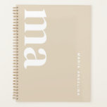 Agenda Monograma Beige moderno y elegante<br><div class="desc">Un planificador de personalizable personalizado diseñado para elevar la decoración de tu oficina. Esta elegante pieza decorativa de oficina se integra perfectamente en cualquier ambiente profesional de decoración de oficina, perfecto para decoración de oficina y decoración de oficina. Ideal para mujeres de negocios profesionales en decoración de oficina, exuda un...</div>