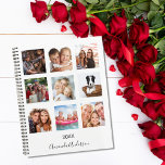 Agenda Monograma blanco de familia de collage de fotos 20<br><div class="desc">Haz tu propio collage de fotos de familia como regalo para tu madre, esposa o para ti mismo. ¡Usa cuatro, nueve de tus fotos favoritas de tu familia, amigos, destino de viaje de ensueño o mascota! Personalice y agregue un nombre y un año. El nombre está escrito con una escritura...</div>