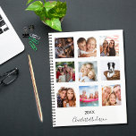 Agenda monograma blanco de la familia de fotos del person<br><div class="desc">Haz tu propio collage de fotos de familia como regalo para tu madre, esposa o para ti mismo. ¡Usa cuatro, nueve de tus fotos favoritas de tu familia, amigos, destino de viaje de ensueño o mascota! Personalice y agregue un nombre y un año. El nombre está escrito con una escritura...</div>