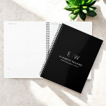 Agenda Monograma blanco negro profesional inicial<br><div class="desc">Manténgase organizado con estilo con este planificador inicial de monograma profesional. Con un diseño limpio y minimalista y un audaz monograma en la portada, este portátil es perfecto para profesionales, estudiantes o cualquier persona que valore el papel personalizado. Sus páginas de alta calidad son ideales para anotar notas, ideas o...</div>