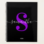Agenda Monograma blanco negro y violeta de estilo moderno<br><div class="desc">Monograma personalizado con caligrafía moderna de diseño blanco, combinado con un elegante y luminoso tipo de letra violeta. Aumente o disminuya el tamaño de la fuente según sea necesario para su monograma. Personalizar el color de fondo negro sólido minimalista. Mantener el formato de fecha del año escolar, o cambiar para...</div>