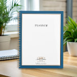 Agenda Monograma blanco simple<br><div class="desc">Este diseño aporta un estilo moderno y profesional a su marca de negocios. El nombre de su empresa se destaca elegantemente en un marco dorado hermoso. Personalizable fácil para incluir los detalles de su negocio.</div>