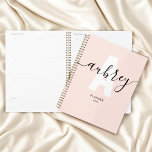 Agenda Monograma caligrafía Girona Rubor Pink<br><div class="desc">¡Mantente organizado con estilo con este planificador personalizado! Con su nombre en caligrafía caprichosa, superponiendo maravillosamente su monograma en negrita, este planificador es la combinación perfecta de funcionalidad y personalización. Con amplio espacio para notas, programas y listas de tareas pendientes, está diseñado para ayudarle a realizar el seguimiento de asignaciones,...</div>