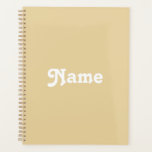 Agenda Monograma de año de nombre personalizado beige de<br><div class="desc">Cute camel beige nombre personalizado año monograma o texto moda personalizada y elegante Planner. Texto blanco personalizado sobre fondo de color sólido de color beige claro del camello.</div>