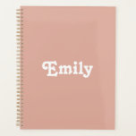 Agenda Monograma de año de texto con nombre personalizado<br><div class="desc">Corte polvoriento rosa nombre de texto personalizado año o monograma agenda personalizada,  Planner. Personalizable de texto blanco,  color de fondo liso y sólido rosado polvoriento. Puede personalizar con su nombre,  monograma,  iniciales,  año o texto personalizado.</div>