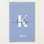 Agenda Monograma de escritura azul moderno<br><div class="desc">Este sencillo y elegante planificador suave azul claro 5.5 x 8.5 con tu nombre en un tipo de letra de guión moderno en azul marino tipeado sobre tu primera inicial en un moderno tipo de letra cap en blanco es perfecto para ti. Es de diseño y a la vez muy...</div>