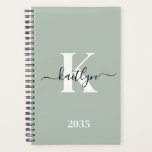 Agenda Monograma de escritura verde sabio moderno<br><div class="desc">Este sencillo y elegante planificador suave color verde sabio 5.5 x 8.5 con tu primer nombre en un tipo de letra de escritura a la moda en negro y tu primera inicial en un tipo de letra de tapa moderna en blanco es perfecto para ti. Es de diseño y a...</div>