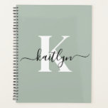 Agenda Monograma de escritura verde sabio moderno<br><div class="desc">Este sencillo y elegante delineador de sabios verde 8.5 x 11 con tu nombre en un tipo de letra de guión moderno en negro y tu primera inicial en un tipo de letra de tope moderno en blanco es perfecto para ti. Es de diseño y a la vez muy clásico....</div>