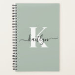 Agenda Monograma de escritura verde sabio moderno<br><div class="desc">Este sencillo y elegante diseño de color verde sabio 5.5 x 8.5 con tu nombre en un tipo de letra de guión moderno en negro y tu primera versión inicial en un tipo de letra moderno en blanco es perfecto para tus teclas. Es de diseño y a la vez muy...</div>