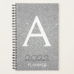 Agenda Monograma de espuma Purpurina plateado 2022<br><div class="desc">2022 Nombre del Monograma del Purpurina de la espuma plateada y Planner del bloc de notas de espiral inicial. Esto hace que el dulce perfecto cumpleaños 16, boda, ducha de novia, aniversario, ducha de bebé o fiesta de soltera sea regalo para alguien que ama el lujo glam y los estilos...</div>