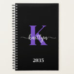 Agenda Monograma de guión morado negro<br><div class="desc">Este sencillo y elegante planificador negro 5, 5 x 8, 5 con tu primer nombre en un tipo de letra de escritura a la moda en blanco y tu primera inicial en un moderno tipo de letra en color púrpura es perfecto para ti. Es de diseño y a la vez...</div>