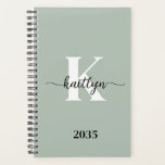 Agenda Monograma de guión verde sabio<br><div class="desc">Este sencillo y elegante planificador suave color verde sabio 5.5 x 8.5 con tu primer nombre en un tipo de letra de escritura a la moda en negro y tu primera inicial en un tipo de letra de tapa moderna en blanco es perfecto para ti. Es de diseño y a...</div>