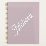 Agenda Monograma de guiones, púrpura moderno<br><div class="desc">La tipografía de guiones grandes hace una declaración audaz contra el fondo malva morado. Sencillo pero elegante,  es un regalo personal que les encantará por su cumpleaños,  Navidades,  de vuelta a la escuela y más.</div>