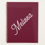 Agenda Monograma de guiones, rojo moderno<br><div class="desc">La tipografía de guiones grandes hace una declaración audaz contra el fondo rojo marrón. Sencillo pero elegante,  es un regalo personal que les encantará por su cumpleaños,  Navidades,  de vuelta a la escuela y más.</div>