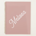 Agenda Monograma de guiones, rosa moderno<br><div class="desc">La tipografía de guiones grandes hace una declaración audaz contra el fondo rosa de color. Sencillo pero elegante,  es un regalo personal que les encantará por su cumpleaños,  Navidades,  de vuelta a la escuela,  el Día de la Madre y más.</div>