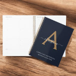 Agenda Monograma de la Marina moderna dorado azul Nombre<br><div class="desc">Este moderno módulo de escritura de oro azul de la Marina Nombre Inicial Planner combina estilo y funcionalidad, convirtiéndolo en la herramienta perfecta para organizar su año. La elegante cubierta azul marino está adornada con elegantes iniciales de monograma dorado y un elegante nombre de guión, que ofrece un toque sofisticado...</div>