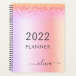Agenda Monograma de la Purpurina del Pastel Arcoiris 2022<br><div class="desc">2022 Rainbow Pastel Faux Sparkle Purpurina Nombre Monograma y Planner de calendario de eventos de Boda de la espiral de acero inoxidable metálico inicial. Esto hace que el dulce perfecto cumpleaños 16, boda, ducha de novia, aniversario, ducha de bebé o fiesta de soltera sea regalo para alguien que ama el...</div>