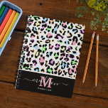 Agenda Monograma de Moda de leopardo impreso en animales<br><div class="desc">Diseñador moderno de impresión animal 2025 con un moderno patrón de impresión de leopardo multicolor,  sus iniciales y nombre en un elegante tipo de letra manuscrita.</div>