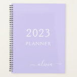 Agenda Monograma de nombre moderno en púrpura lavanda 202<br><div class="desc">Monograma púrpura lavanda 2023 Agregue su propio nombre con letra cursiva Planificador de eventos de bodas de calendario 2022. Esto hace que el regalo perfecto para alguien que ama el glamour de lujo y los estilos chic para cumpleaños de 16 años, bodas, duchas nupciales, aniversarios, baby showers o despedidas de...</div>