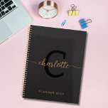 Agenda Monograma de oro negro Nombre inicial Minimalista<br><div class="desc">Presentamos nuestro Monograma de Oro Negro Nombre Inicial Minimalista 2024 Planner - una armoniosa mezcla de elegancia moderna y diseño funcional. Diseñado para aquellos que aprecian la sofisticación, este planificador luce una elegante cubierta negra adornada con un meticuloso monograma con letras a mano, personalizado con sus iniciales. La interacción de...</div>
