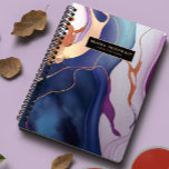 Agenda Monograma de oro púrpura de mármol líquido Glam<br><div class="desc">Un pincel de pintura brillante y abstracto en tonos dorados,  rosas,  azules,  violetas y de oro rosa. Elegante,  moderno,  con un nombre personalizado,  planificador anual. Personalizar con dos líneas de texto personalizado.</div>