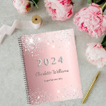 Agenda Monograma de polvo de purpurina de plata rosa Rubo<br><div class="desc">Un fondo de color rosa rosa falso de aspecto metálico decorado con un polvo falso purpurina plateado. Personalice y agregue un nombre. El nombre está escrito en gris con un guión moderno de estilo con letras a mano. Perfecto para la escuela, el trabajo o la organización de su vida personal/familiar....</div>