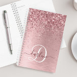 Agenda Monograma de Purpurina Metalizado cepillado de col<br><div class="desc">Personalice fácilmente este diseño de diseño de diseño de moda con un purpurina brillante rosa y de color rosa bonito sobre un fondo metálico rosa y de color rosa.</div>