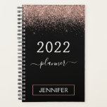 Agenda Monograma de Purpurina negro rosado de Rubor Rosa<br><div class="desc">Oro Rosa 2022 - Nombre monograma de Purpurina Rubor rosa y negro o bloc de notas del planificador de calendario espiral inicial. Esto hace que el dulce perfecto cumpleaños 16, boda, ducha de novia, aniversario, ducha de bebé o fiesta de soltera sea regalo para alguien que ama el lujo glam...</div>