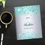 Agenda Monograma de purpurina verde azulado plateado 2025<br><div class="desc">Un fondo falso plateado decorado con un polvo purpurina verde azulado verde agua. Personalice y añada su nombre,  iniciales de monograma,  nombre completo y un año.</div>