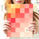 Agenda Monograma de tablero de cheques rosa de gradiente<br><div class="desc">Este diseño vibrante presenta un patrón de tablero de ajedrez con un grán degradado en impresionantes tonos rosa y melocotón. El monograma de personalizable aporta un toque personal y moderno, lo que lo hace perfecto para estudiantes, profesionales o para todo aquel que ame los diseños de moda y artístico. Ideal...</div>