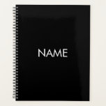 Agenda Monograma de texto del año del personalizado blanc<br><div class="desc">Minimalista nombre personalizado color negro y blanco,  rúbrica monograma de texto sencillo elegante y moderno Planner personalizado. Texto blanco completamente personalizable sobre fondo de color sólido plano negro. Puede personalizarlo con nombre de empresa o de negocio,  año,  iniciales,  monograma,  etc</div>