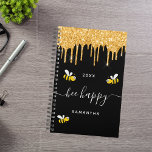 Agenda Monograma del purpurina de abejas con burbujas neg<br><div class="desc">Decorada con abejas alegres, sonrientes, amarillas y negras. Un fondo negro de moda y un falso purpurina de oro gotea, pinta goteo. Guión con letras de la mano blanca con toques y el texto: Bee Happy. Personaliza y agrega tu nombre y un año. Perfecto para la escuela, el trabajo o...</div>