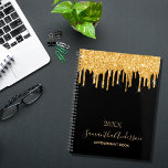 Agenda Monograma del purpurina de oro negro gotea<br><div class="desc">Un fondo negro de moda con detalles de moda purpurinas de oro fino goteo, pintura goteando. Personalice y agregue un año, nombre y título. El nombre está escrito con un guión moderno de estilo con letras a mano con toques. Perfecto para la escuela, el trabajo o la organización de su...</div>