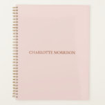 Agenda Monograma elegante clásico de nombre personalizado<br><div class="desc">Elegante nombre personalizado monogramo color liso rosado claro plano planetario personalizado. Minimalista,  sencillo,  moderno y de diseño moda. Rosa polvoriento personalizable serif texto sobre el fondo de color sólido rosa negro y plano. Ideal para uso escolar,  de oficina o personal.</div>