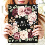 Agenda Monograma elegante Personalizado de flor oscuro<br><div class="desc">Este sofisticado diseño cuenta con una florida corona floral con ricas flores en tonos burdeos, rubia y crema, acentuada por la suave vegetación y las bayas. El oscuro fondo negro realza la elegancia atemporal de la disposición floral, mientras que las iniciales del personalizable y el año lo hacen único y...</div>