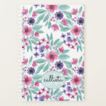 Agenda Monograma floral de color morado Verde azulado de<br><div class="desc">Este elegante diseño artístico es perfecto para la mujer moderna y elegante. Flores color de agua rosa berry pintadas a mano, violeta morada, negra y verde verde azulada y motivos de hojas encima de un simple fondo blanco. Es bonito, país, artístico y lindo. Estilizar con esta acuarela original pintada a...</div>