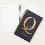 Agenda Monograma floral elegante Gold personalizado Q<br><div class="desc">Personalizado Gold Blue Elegant Floral Monograma Q Planner *Para este diseño, cada letra tiene su propio listado pero usted personalizar su nombre haciendo clic en "personalizar esta plantilla". Estoy trabajando en añadir más letras; si la suya aún no está listada, por favor envíeme un mensaje y puedo enumerarla para usted....</div>