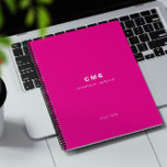 Agenda Monograma inicial moderno rosa brillante<br><div class="desc">Un planificador clásico monograma rosa brillante. Este planificador presenta un texto de monograma clásico con la opción de añadir su nombre y año. Todo el texto es personalizable y se puede reemplazar con cualquier texto que elija.</div>