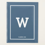 Agenda Monograma inicial simple y turbio mensual<br><div class="desc">Un diseño sencillo con color de fondo azul polvoriento y su monograma inicial personalizado posicionado en el centro. Un bonito diseño minimalista ideal para cualquiera. Regalo de cumpleaños ideal, decoración fiesta, decoración de casa, papelería de oficina, regalo de Navidad o regalo para cualquier otra ocasión especial. Visite nuestra tienda para...</div>