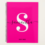 Agenda Monograma Magenta de estilo moderno negro y blanco<br><div class="desc">Un monograma en un estilo moderno de moda negro combinado con un elegante y blanco tipo de letra moderno. Aumente o disminuya el tamaño de la fuente según sea necesario para su monograma. Personalizar el minimalista color de fondo intenso magenta o rosa caliente. Mantener el formato de fecha del año...</div>