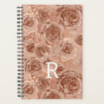 Agenda Monograma metálico Rosa floral Rosa<br><div class="desc">Este diseño fue creado a través del arte digital. Puede ser personalizado en el área proporcionada o personalizándolo eligiendo la opción de pulsar para personalizar y cambiando el nombre, iniciales o palabras. También puede cambiar el color y estilo del texto o eliminar el texto para un diseño de sólo imagen....</div>